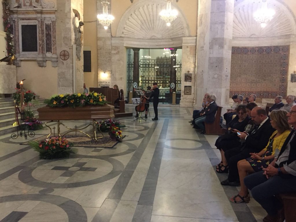 Commovente addio a Carlo Cava <br> Città assente al funerale <br> Le istituzioni non lo dimentichino <span> (Video)