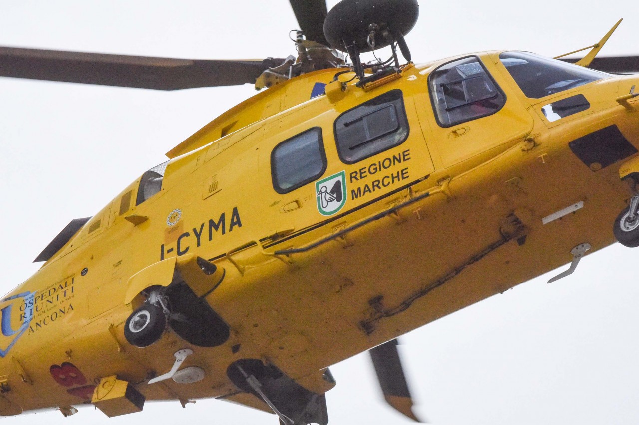 Un uomo di 60 anni cade dal tetto, <br> soccorso dell’eliambulanza <br> e trasportato al Torrette