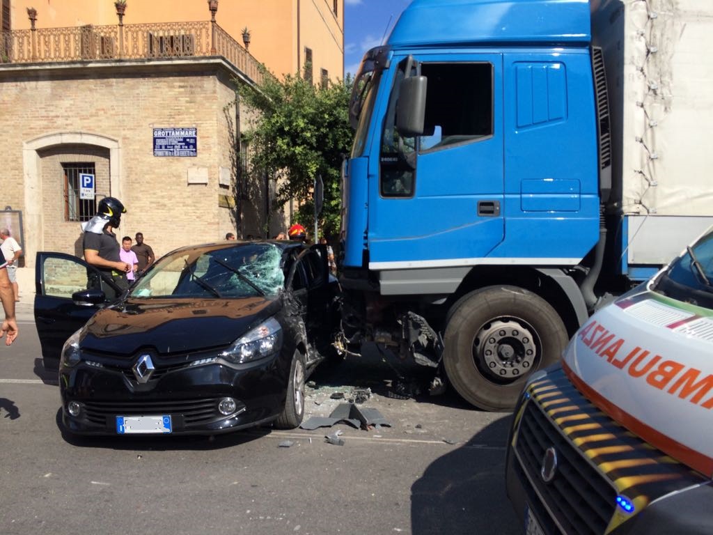 Auto non si ferma all’incrocio <br> e centra un camion, tre feriti <span> (Le Foto)