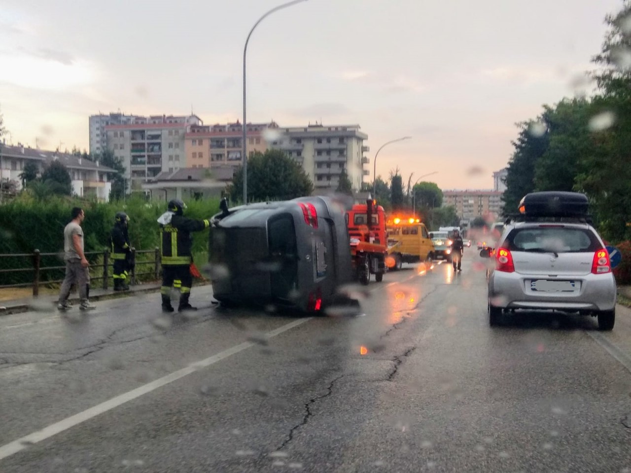 Auto si ribalta sulla Circonvallazione <br> resta ferita una donna