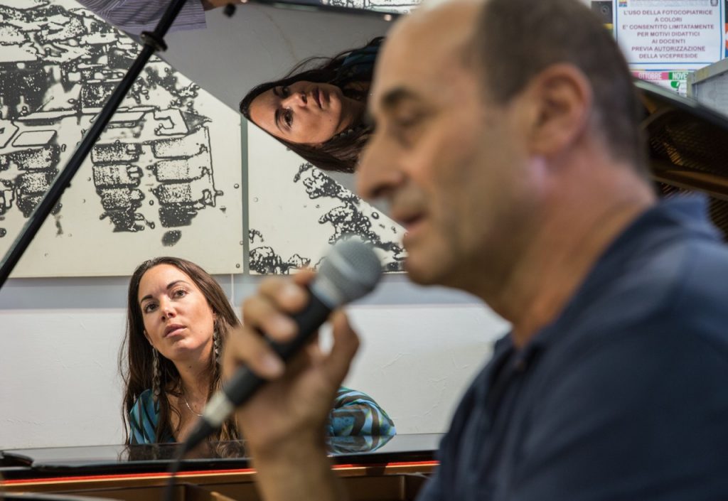 Quando la pietra è ricerca di verità <br> Commovente lezione-concerto <br> di Giuliani e Sciola <br> <span> (Foto e video) </span>