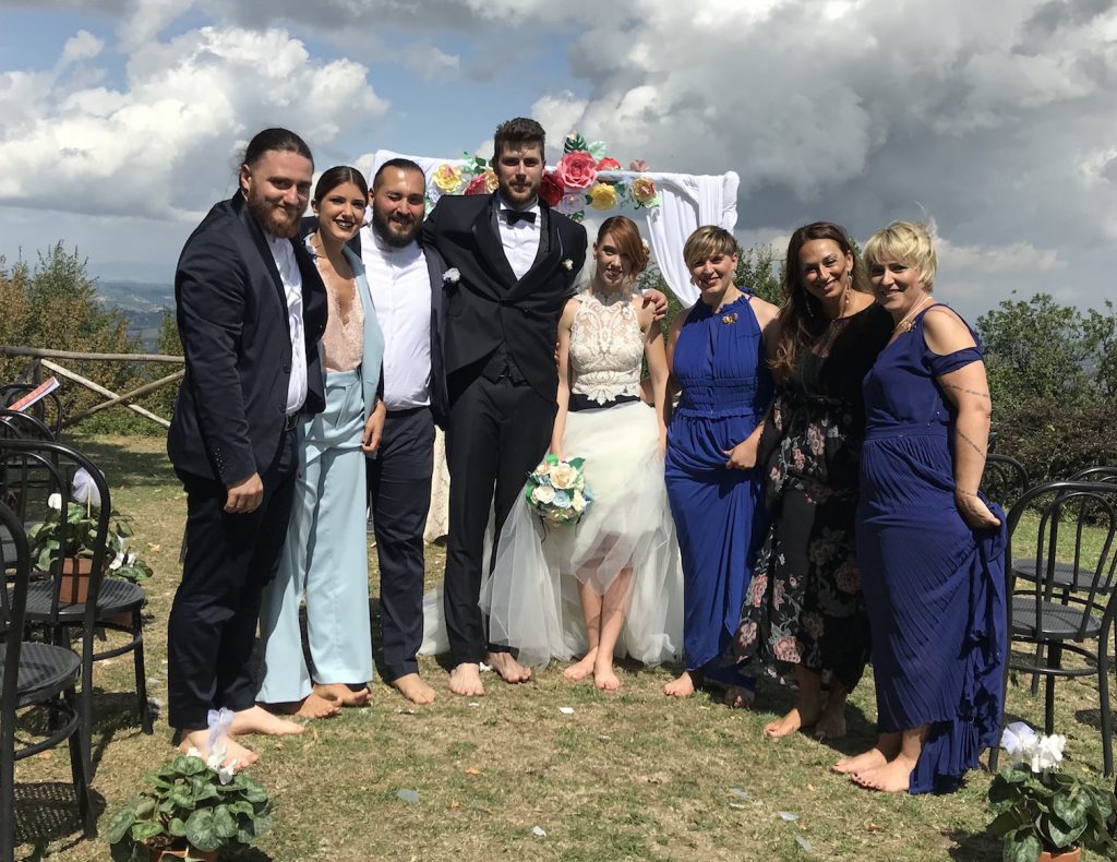 Sposi e testimoni a piedi nudi: <br> matrimonio speciale a Smerillo