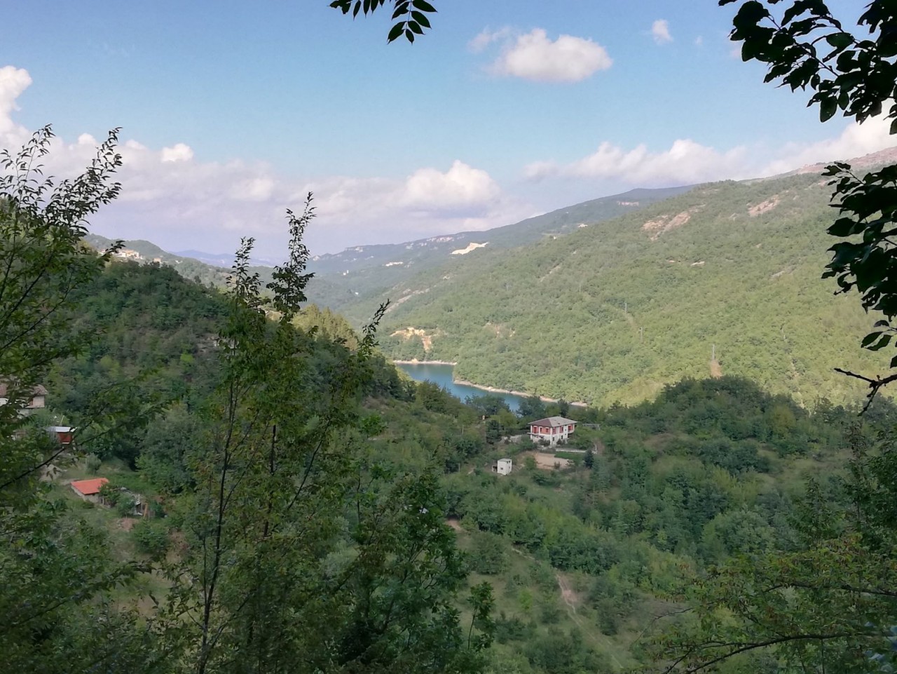 Montecalvo, storia con vista lago <br> Ma la strada è una mulattiera <br> <span> (Le foto) </span>