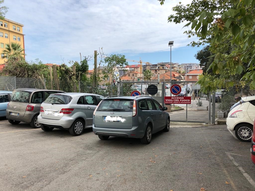 Ospedale: chi parcheggia <br> dove vuole o dove trova <br> non rischia la multa