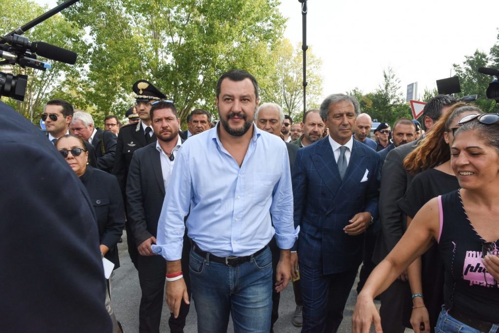Salvini torna all’Hotel House: <br> «Progetto serio per risanarlo? <br> Più facile abbatterlo» (Foto e Video)