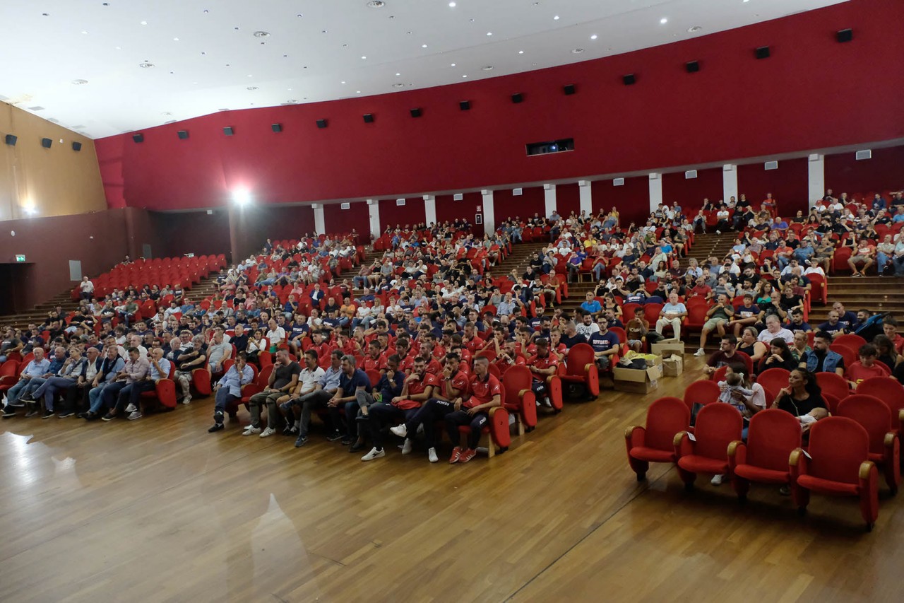 Samb-Teramo è il derby degli ex <br> Bagno di folla per la presentazione <br> di “Ballarin, la Fossa dei Leoni”
