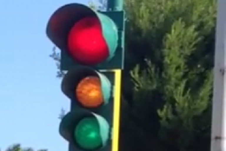 Un altro semaforo in tilt, <br> “salta” quello della Circonvallazione