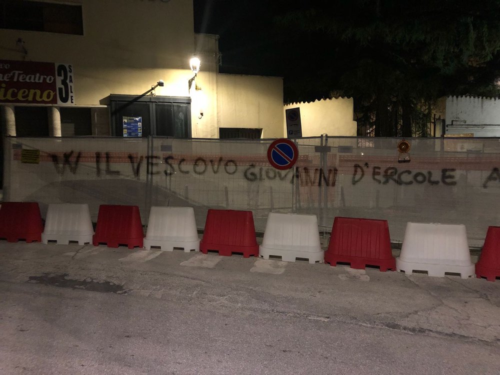 Due migranti della Diciotti <br> andranno a casa del vescovo <br> Città divisa, scritte pro e contro la Cei