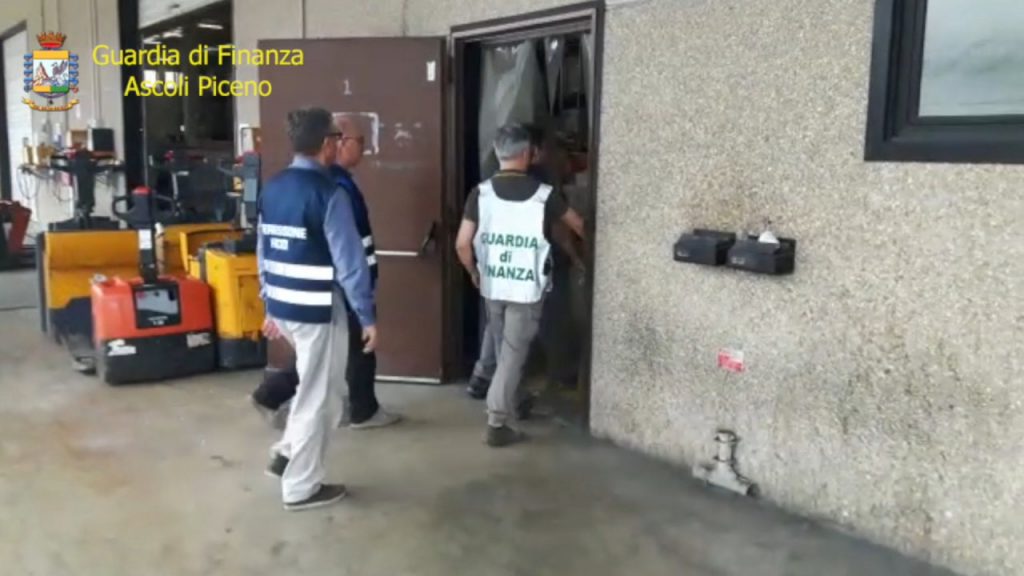 “Falsicchio”, la Finanza scopre <br> 15.000 litri di Verdicchio taroccato: <br> imprenditore finisce nei guai <br> <span> (Foto e Video)