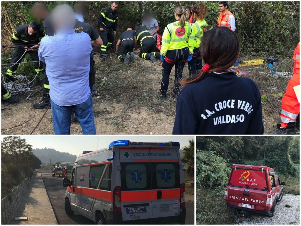 Cade in un pozzo, estratto vivo <br> Momenti di panico per un 80enne <br> <span> (Foto e video)