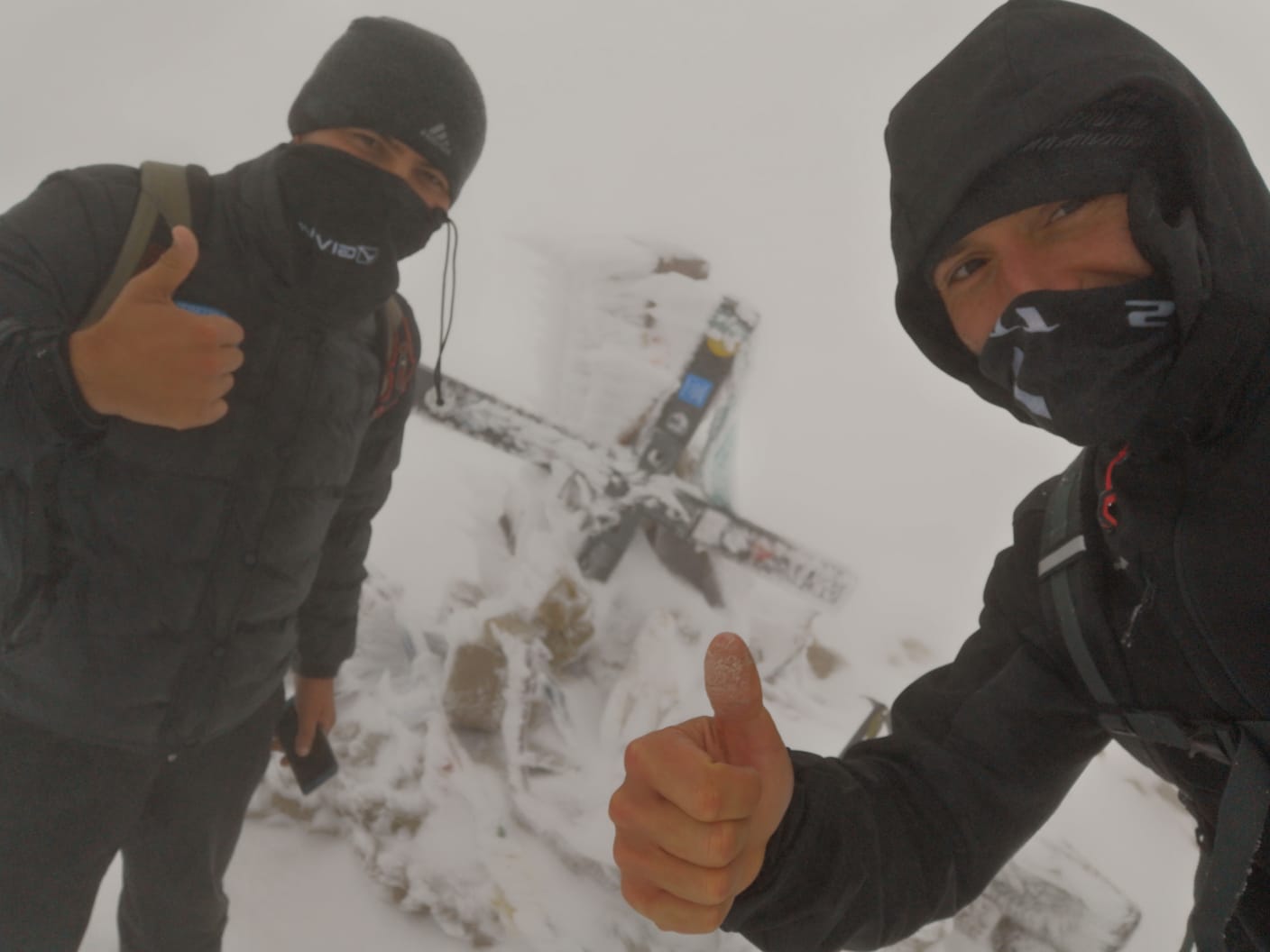 Neve sulla cima del Vettore <br> Le spettacolari foto nella nebbia