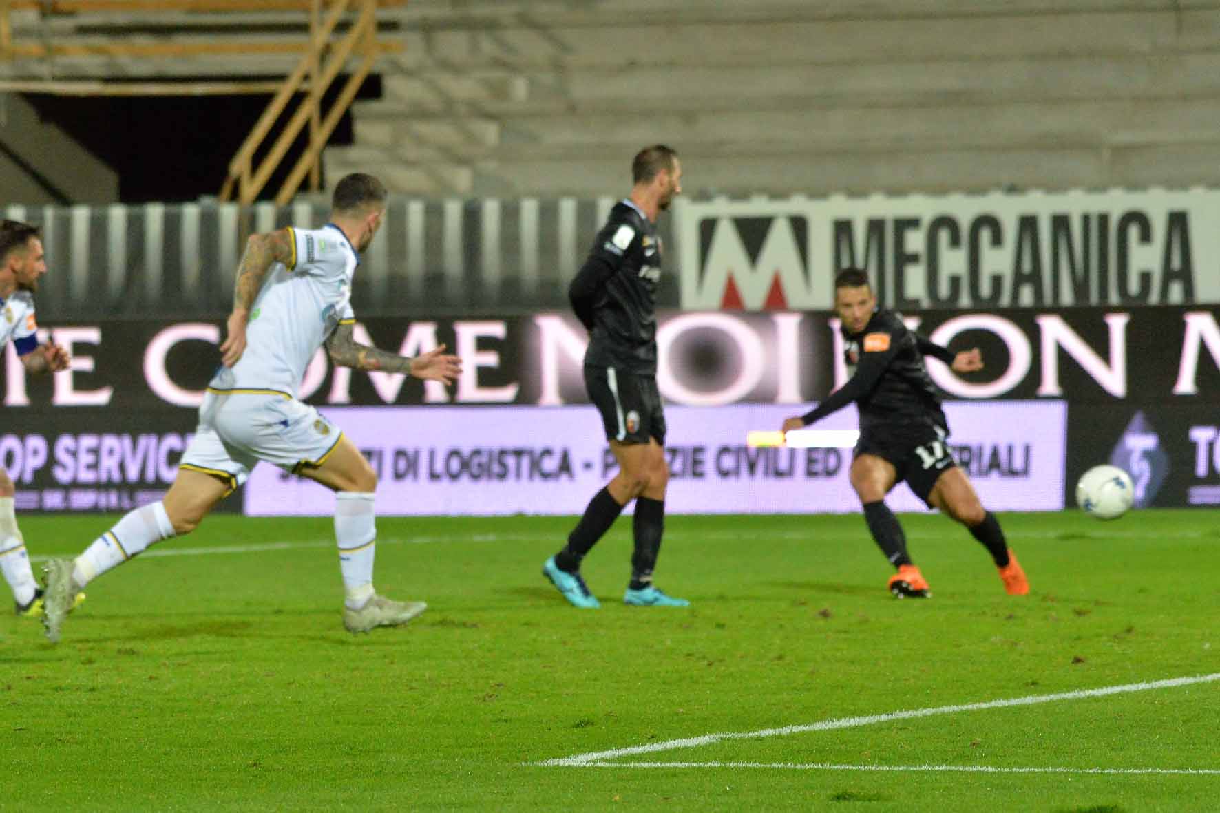 Ascoli, grinta e pressing <br> premiati nel finale (1-0) <br> con un gran gol di Cavion <br> <span> (Fotogallery)