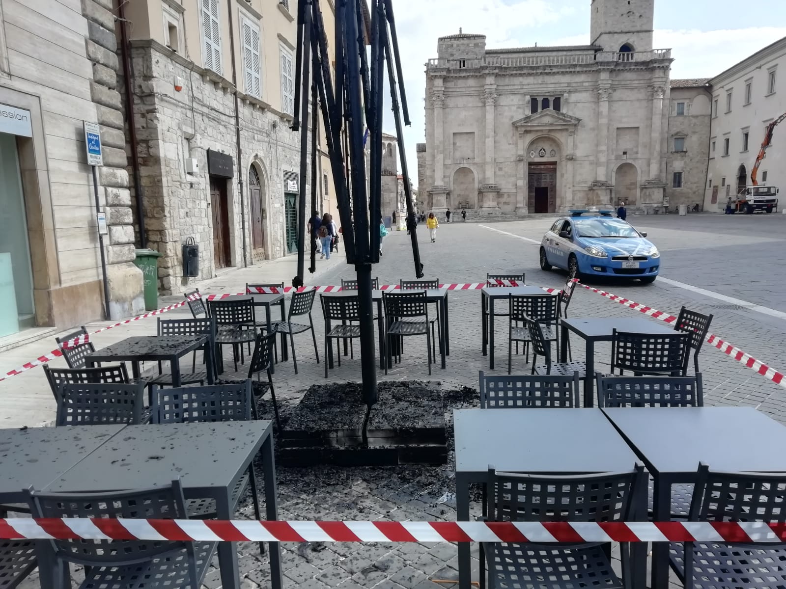 Incendiato l’ombrellone <br> di “Orlandi Passion”, <br> i vandali colpiscono in Piazza Arringo