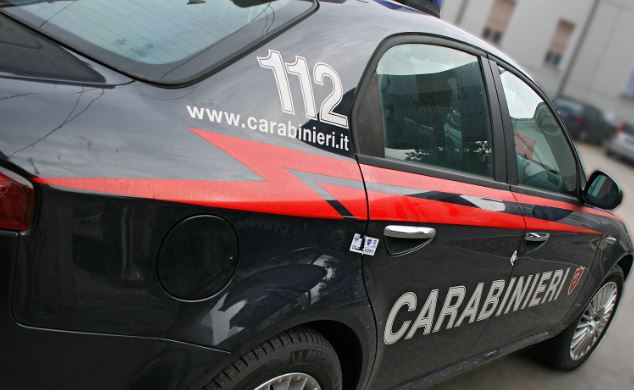 Follia sul pianerottolo: <br> suona alla vicina tutta la notte, <br> poi le tira un portacandele