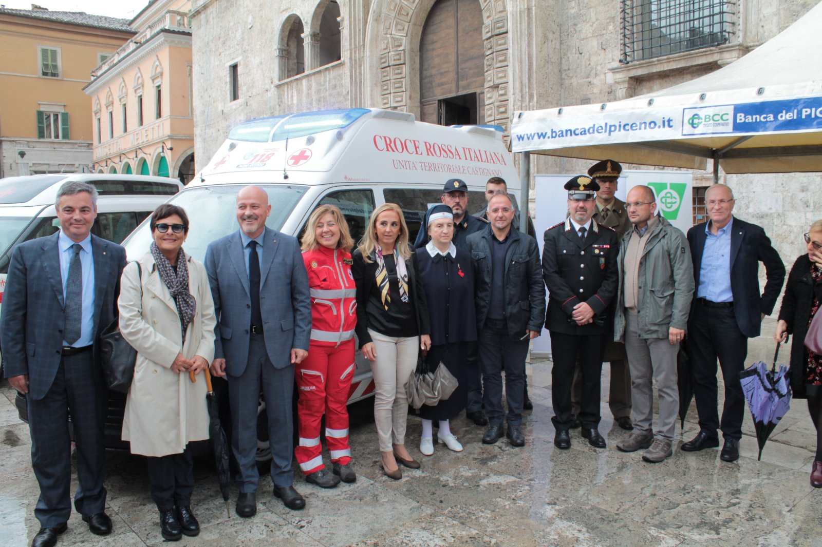 Nuova ambulanza e doblò per disabili, <br> tagli del nastro in Piazza del Popolo