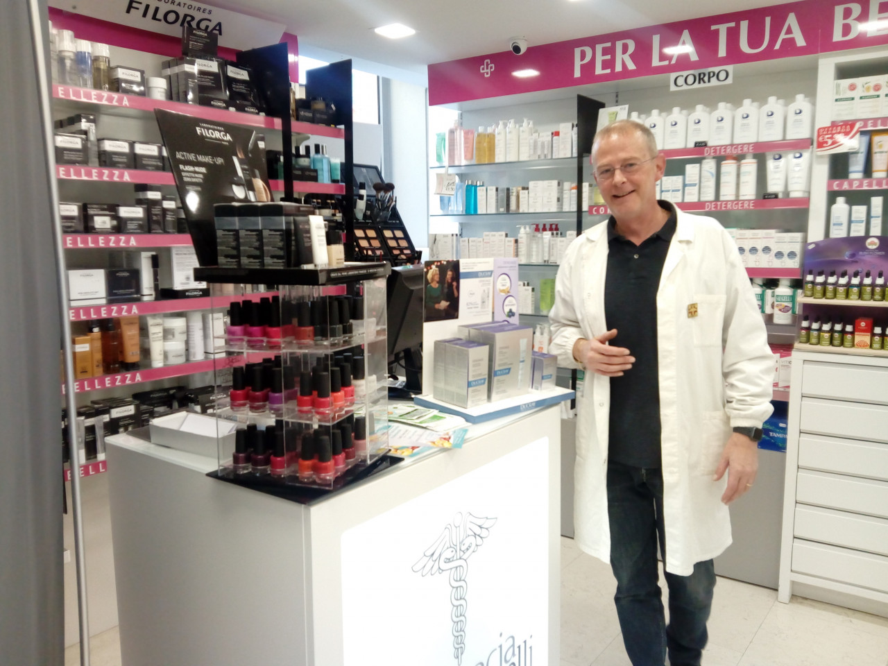Tentata rapina alla farmacia Simonelli <br> Il balordo mostra un coltello <br> e poi fugge tra la folla del mercato