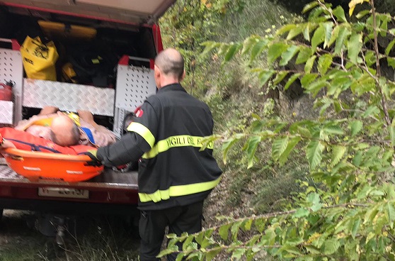 Va a castagne ma scivola nel bosco, <br> 59enne si frattura una gamba <span> (Foto)
