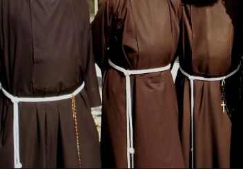 Frate in fuga: si allontana <br> dopo l’incidente <br> per celebrare un matrimonio