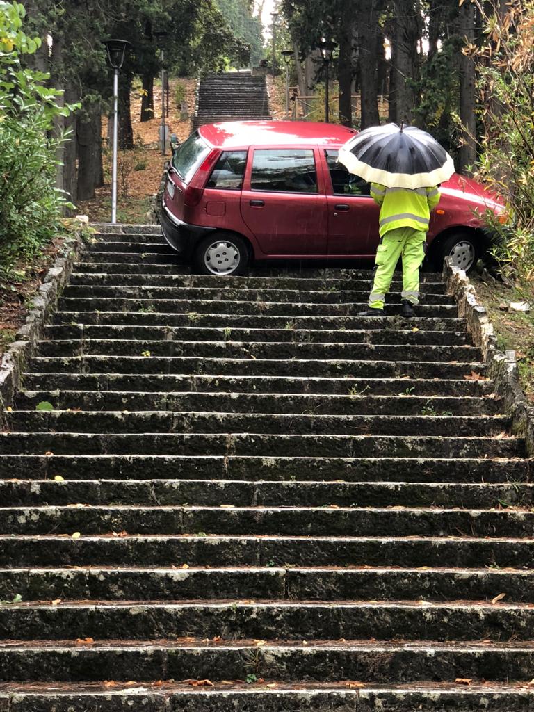 Fuori strada all’Annunziata, <br> l’auto finisce sulla scalinata