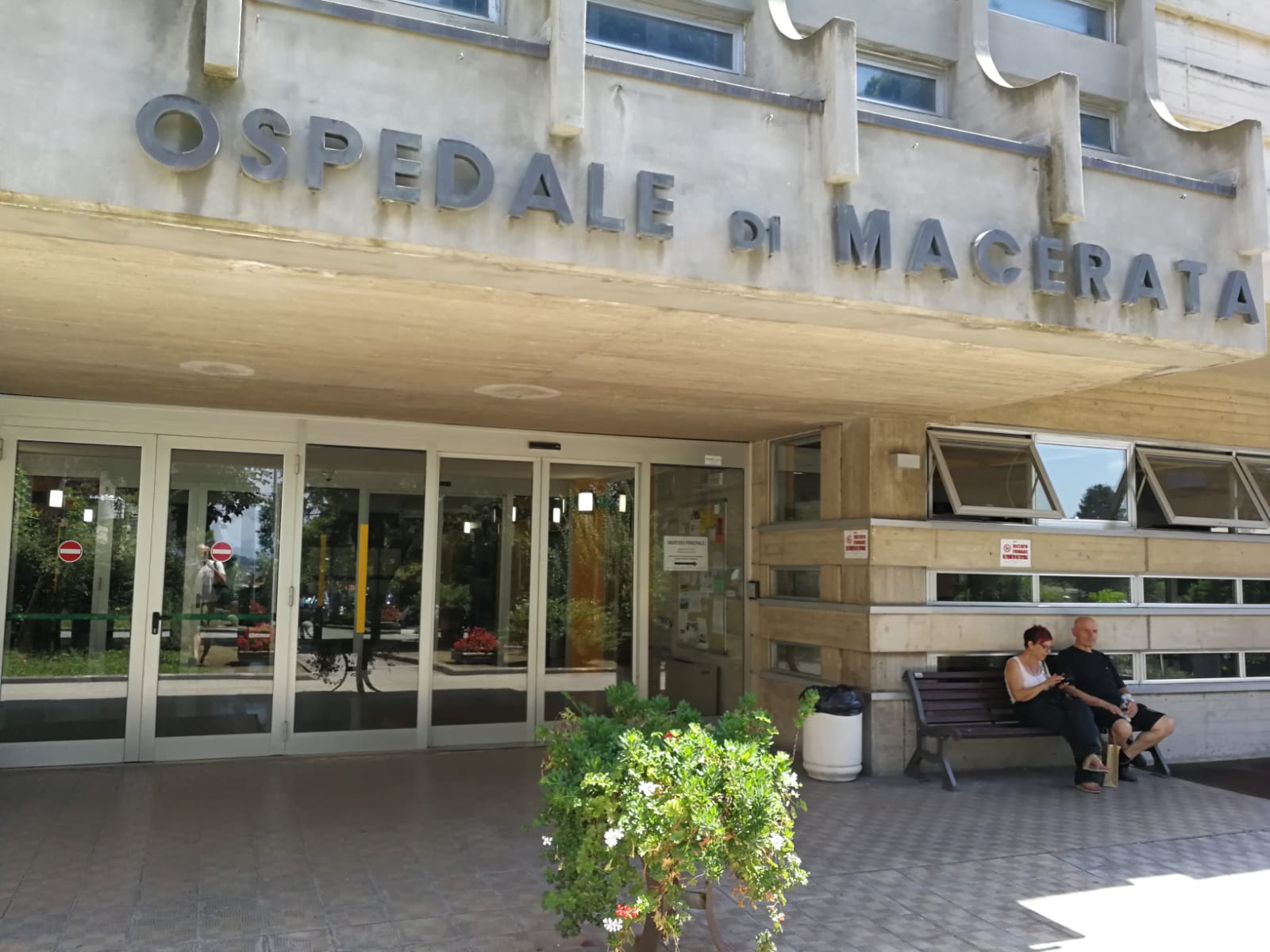 Il bebè ha fretta di nascere: <br> donna partorisce <br> davanti all’ospedale