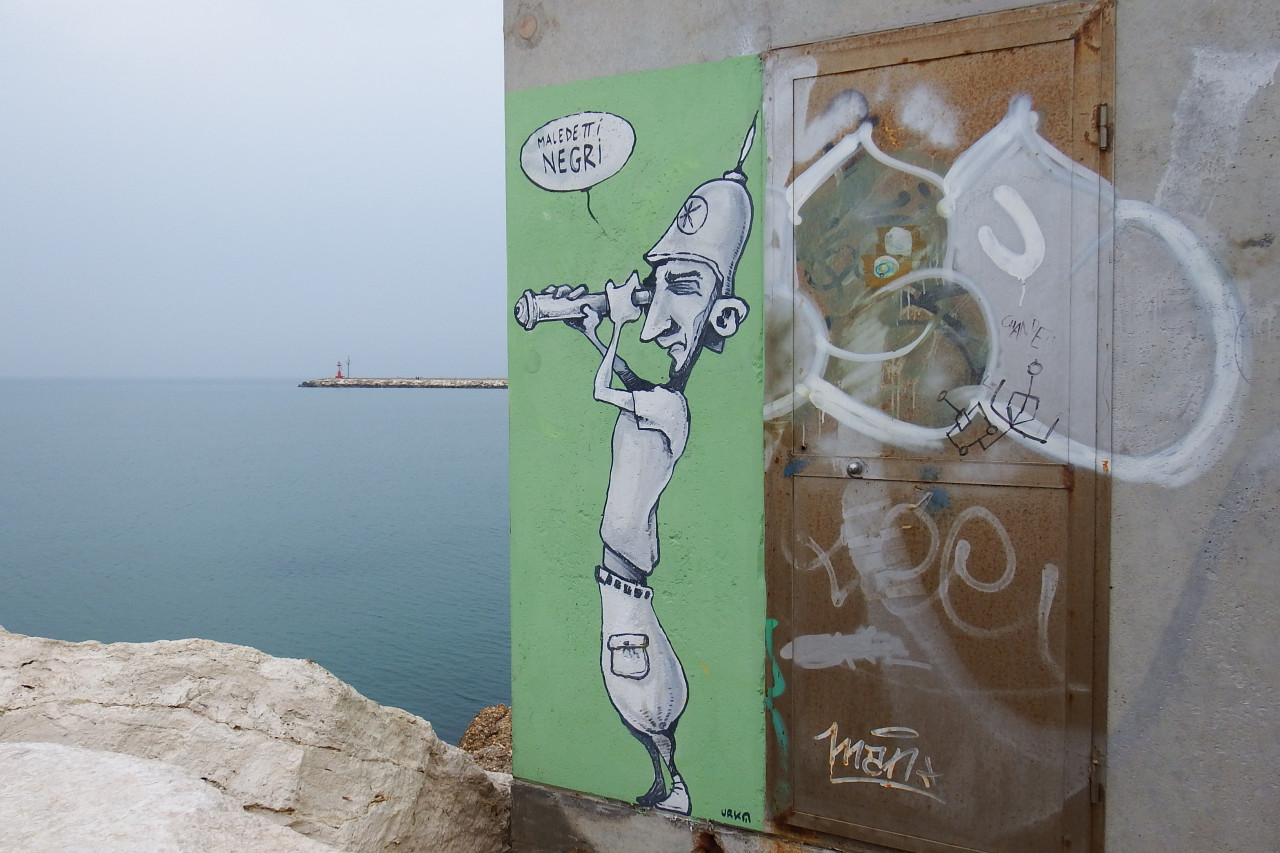 Immigrazione uguale polemiche: <br> e al porto spunta un sarcastico murales