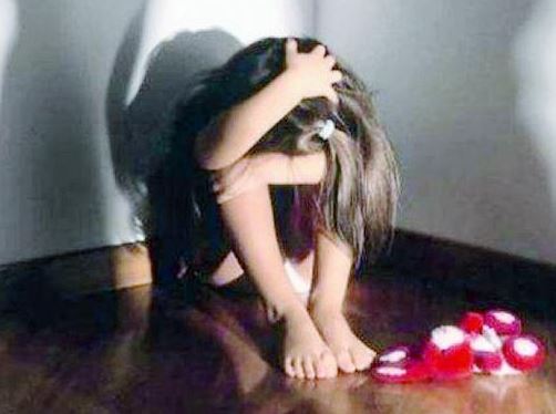 Bambina di dieci anni palpeggiata <br> e costretta a guardare video porno: <br> condannato ex convivente della madre