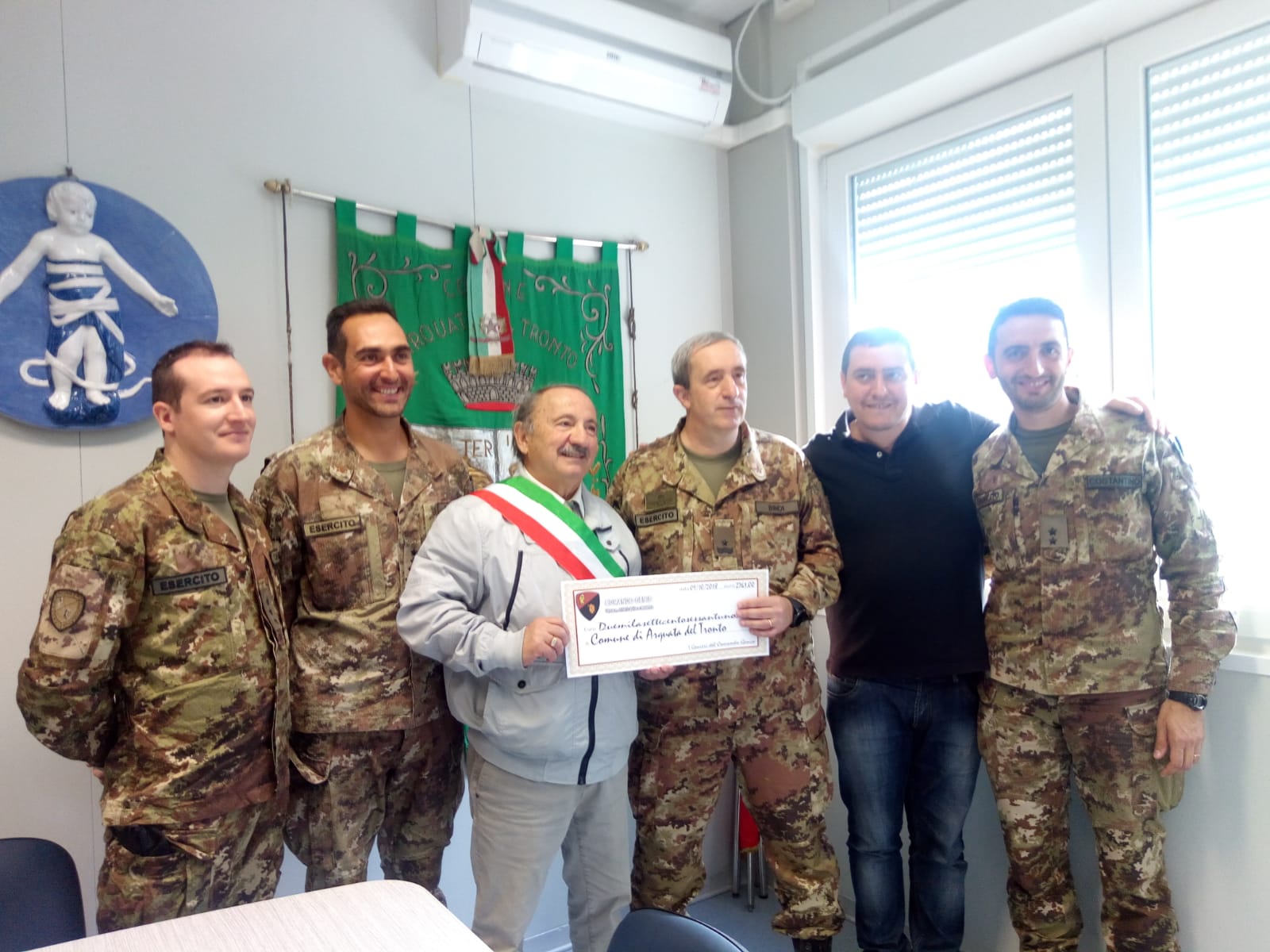 Arquata, il grande cuore dei militari: <br> un assegno per la ricostruzione
