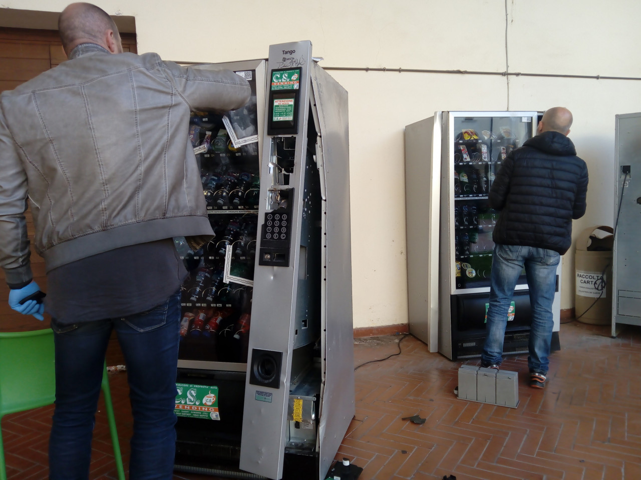 Furto con scasso al Polo Sant’Agostino, <br> prese di mira le macchinette <br> distributrici di bibite e snack <span> (Le foto)