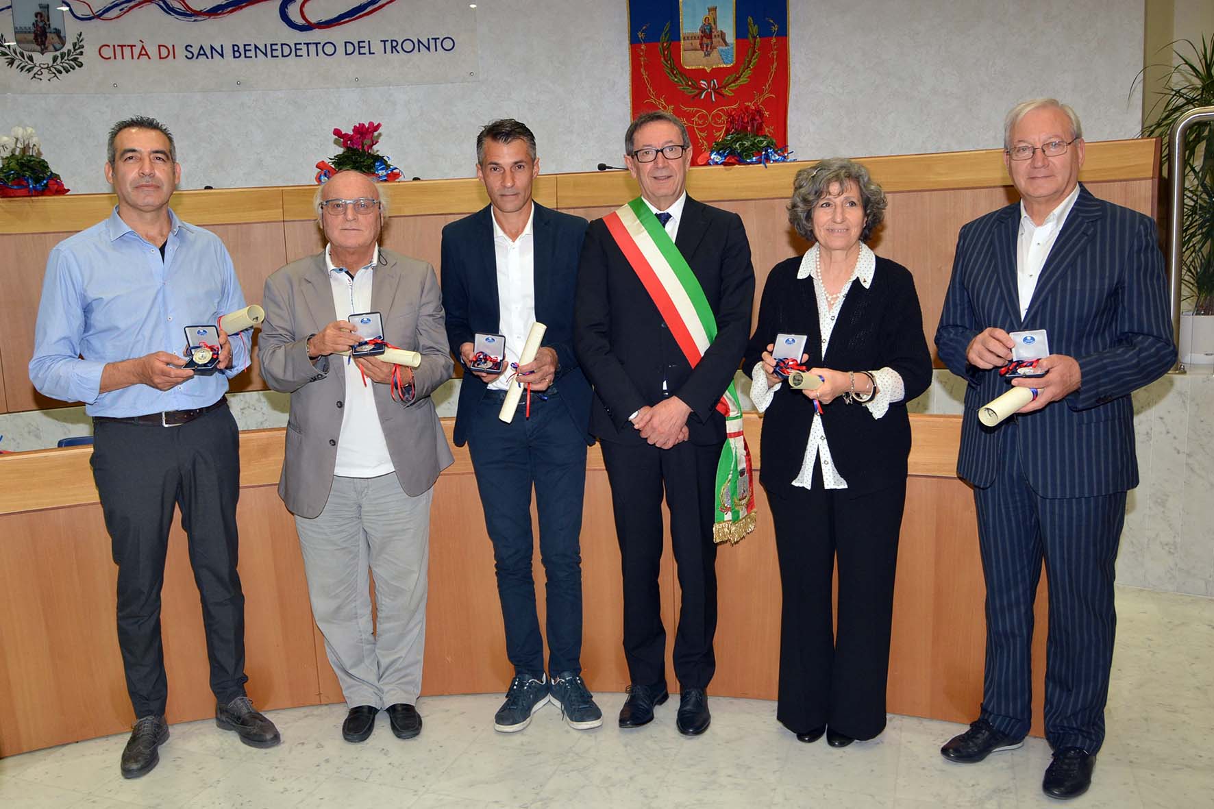 Consegnato il “Gran Pavese Rossoblù” <br> Si rinnova il gemellaggio con Viareggio