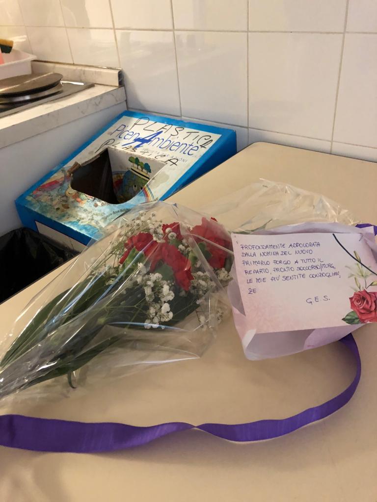 Mazzi di rose e cristantemi <br> gli omaggi floreali <br> di una paziente <br> del Pronto Soccorso