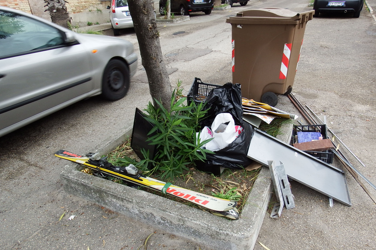 Prova di slalom gigante <br> in via Dari, <br> gli sci (in buono stato) sono pronti