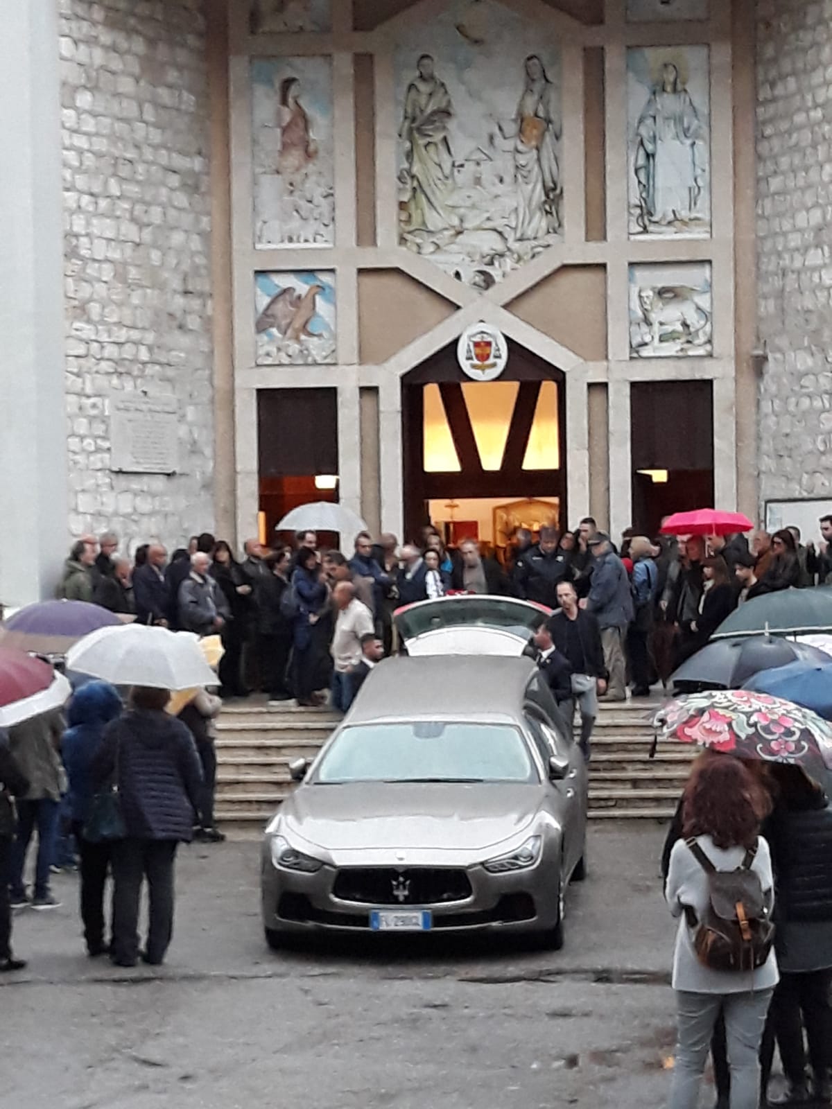 L’addio a Romano Tempera, <br> una folla di amici in lacrime