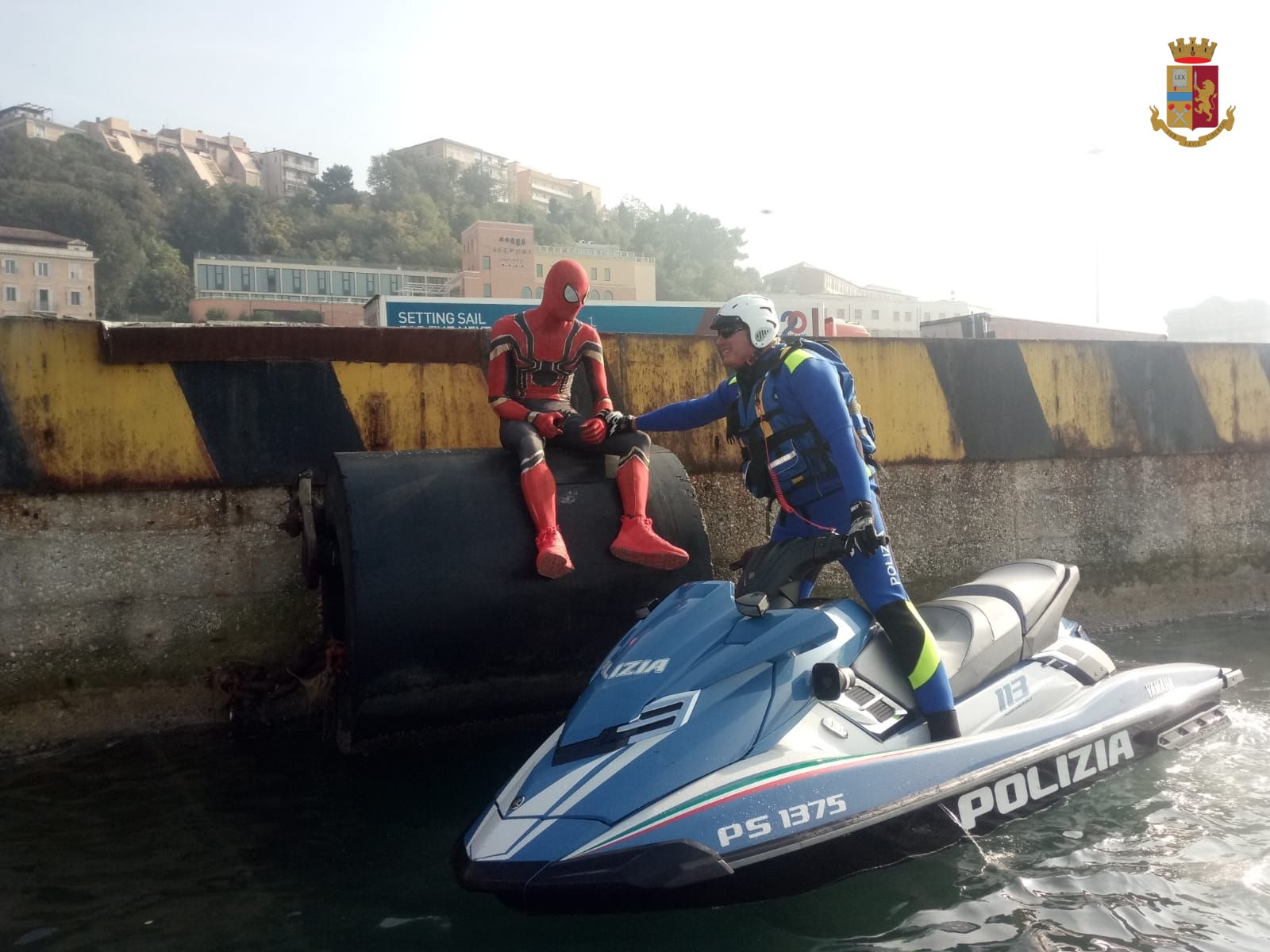 Ancora un supereroe, <br> al porto spunta Spiderman: <br> «Ho finito le ragnatele»