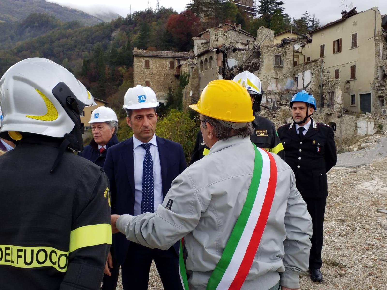 Arquata da ricostruire, <br> il sottosegretario Vacca <br> in visita alle macerie