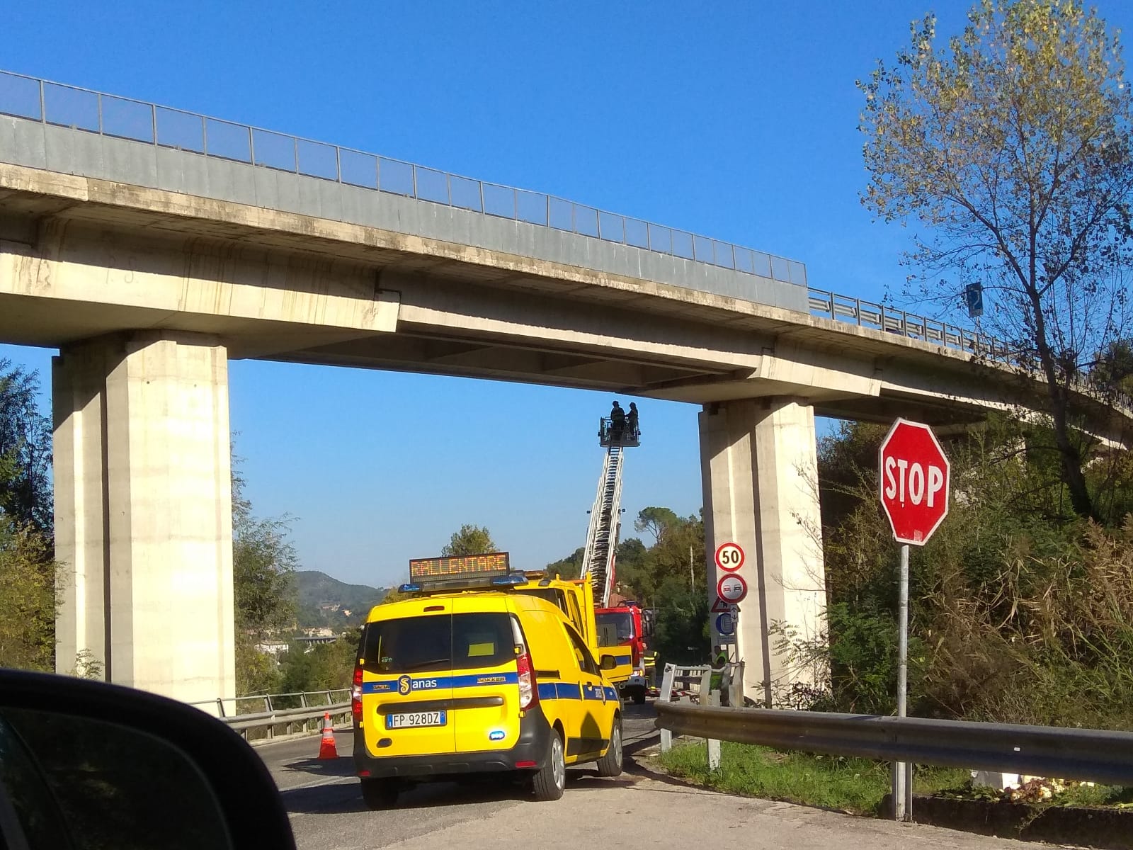 Calcinacci si staccano dal cavalcavia, <br> intervengono Vigili del fuoco e Anas