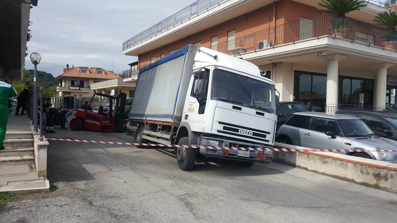 Una voragine al Battente inghiotte <br> prima un camion e poi un muletto <br> <span> (Tutte le foto)