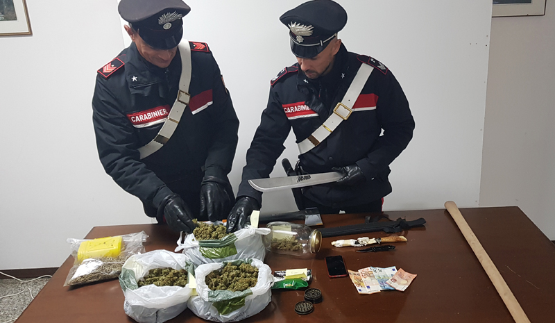 Ascia e machete in auto, <br> un chilo di marijuana <br> a casa: arrestato 19enne