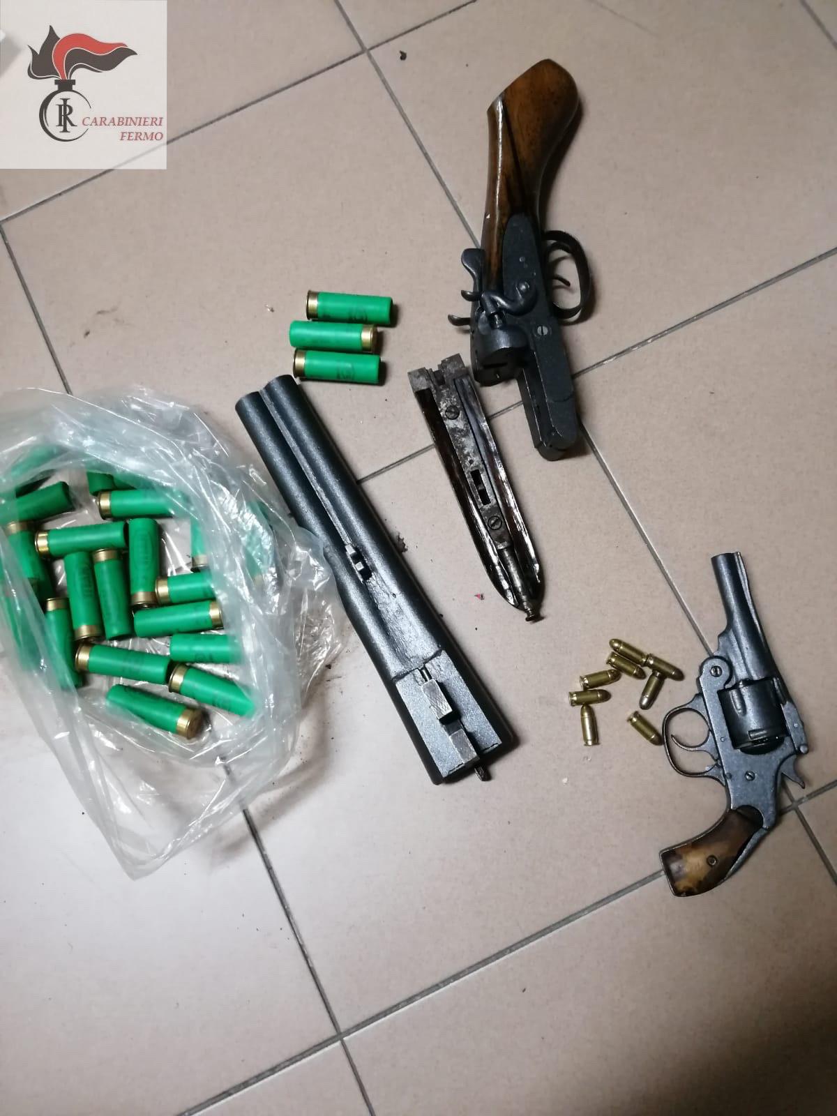 Blitz dei Carabinieri nel casolare: <br> spuntano pistola, fucile a canne mozze, <br> cartucce e proiettili