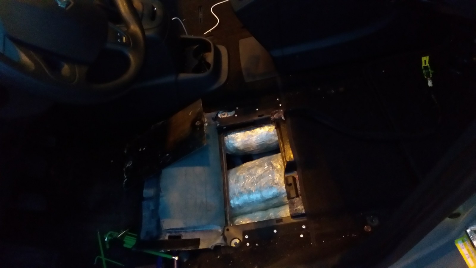 Auto imbottita con 25 chili di marijuana, <br> arrestato per traffico di droga (Video)