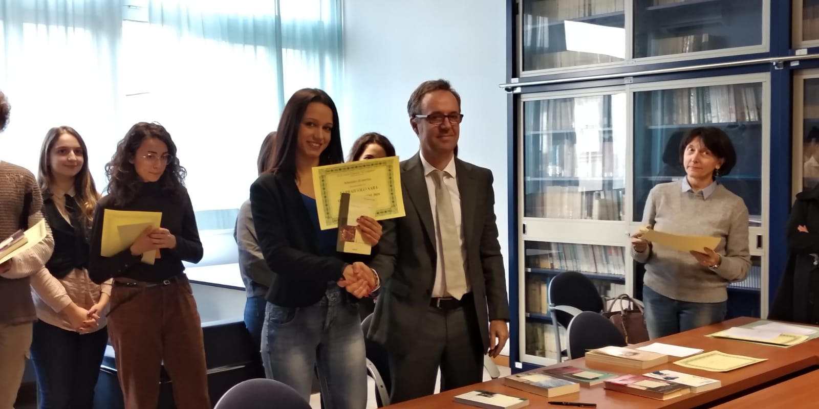 Liceali del “Leopardi” <br> sugli scudi: cerimonia <br> nella rinnovata biblioteca