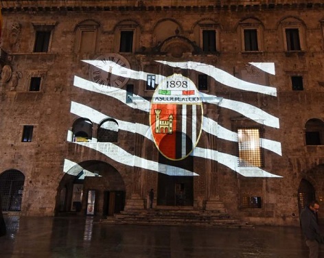 Monumenti illuminati, <br> maglie in mostra e il nuovo store: <br> è “Centoventiascoli” <span> (Tutte le foto)