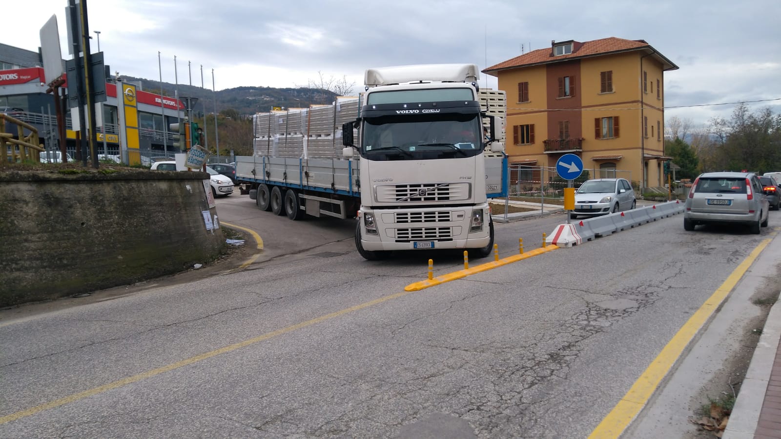 Prima la rotatoria, ora lo spartitraffico: <br> non c’è proprio pace al Battente