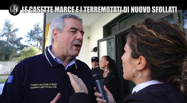 Casette rovinate, vergogna italiana <br> Borrelli “braccato” dalle Iene: <br> «Il modello non ha funzionato»