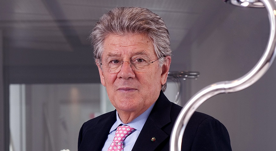 Adolfo Guzzini parla di impresa e ricerca <br> Lo introduce il grande scenografo Giancarlo Basili