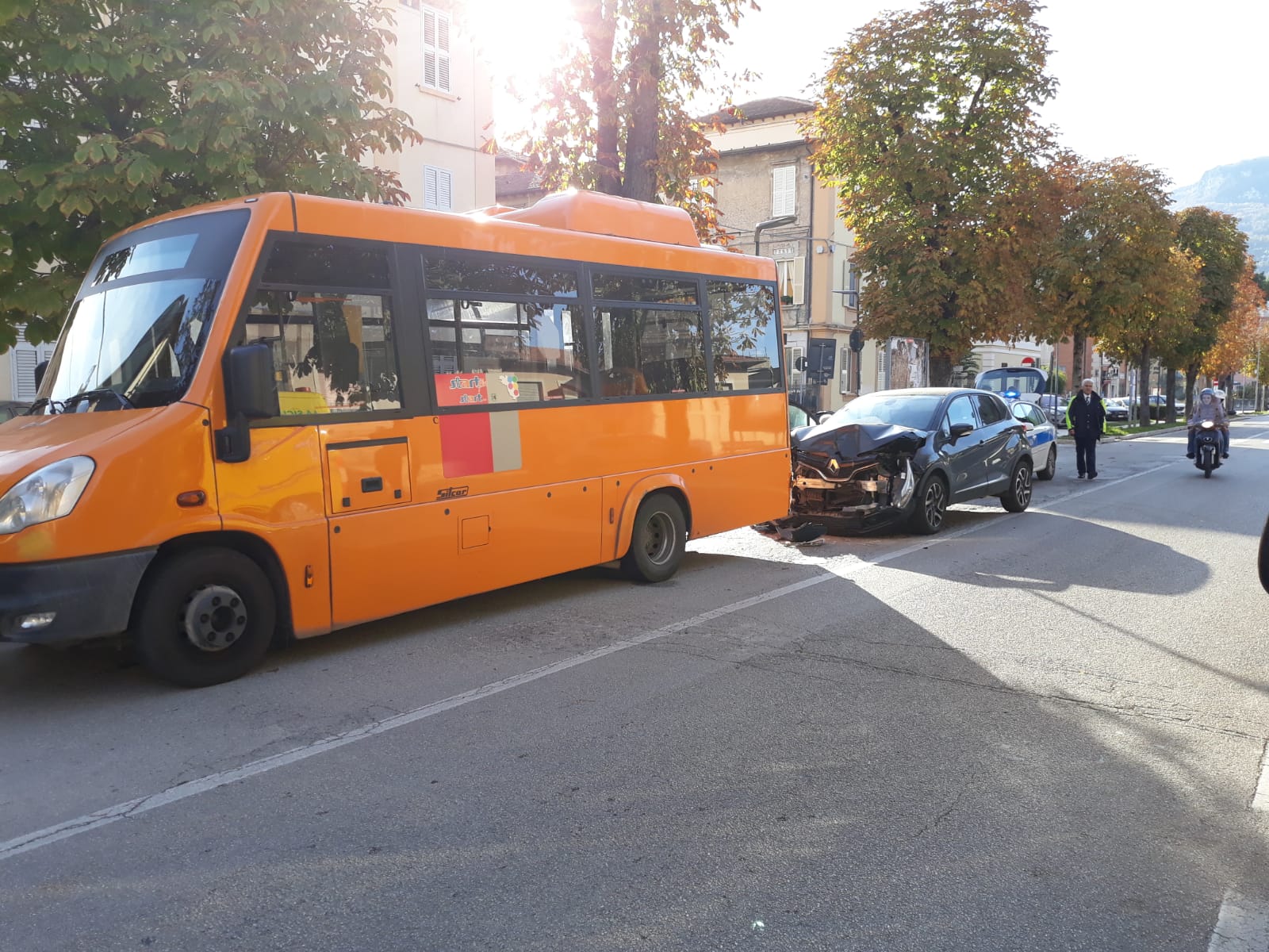 Auto tampona un pulmino <br> davanti la scuola, il conducente <br> finisce al Pronto Soccorso