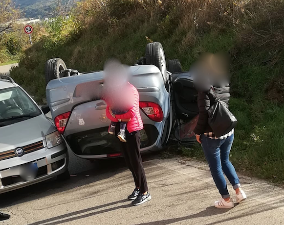 Auto si ribalta a Poggio di Bretta: <br> mamma e figlia estratte vive <br> dalle lamiere