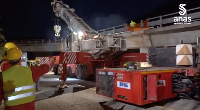 Strade “ferite” dal sisma, <br> il <span> video </span> delle maxi gru <br> all’opera ad Arquata