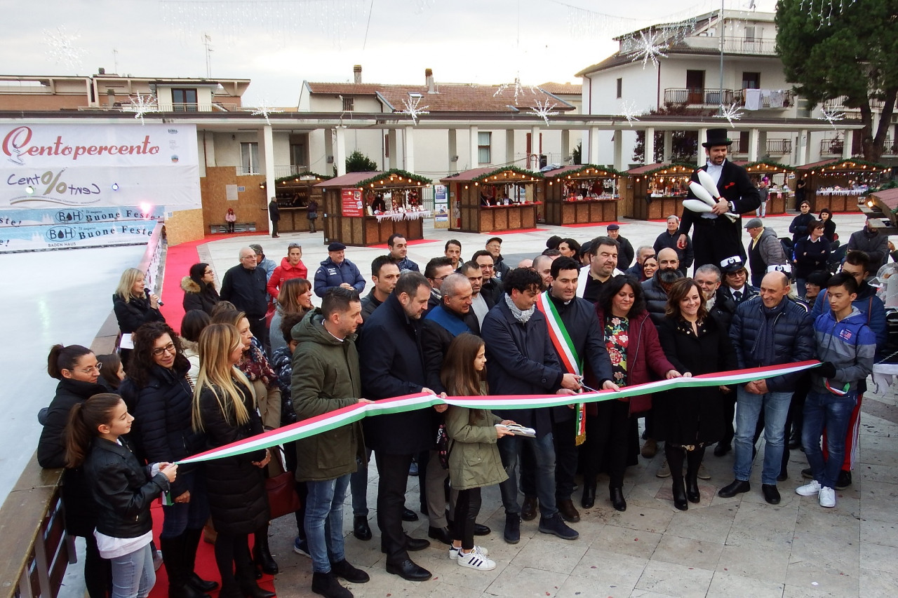 A Centobuchi è già Natale <br> con la pista di ghiaccio e il mercatino <br> <span> (Tutte le foto)