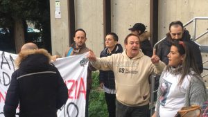 Rabbia e urla davanti al Tribunale, <br> offese e sputi agli avvocati di Oseghale <br> Il procuratore: «Solidarietà ai legali» <span> (Video) </span>