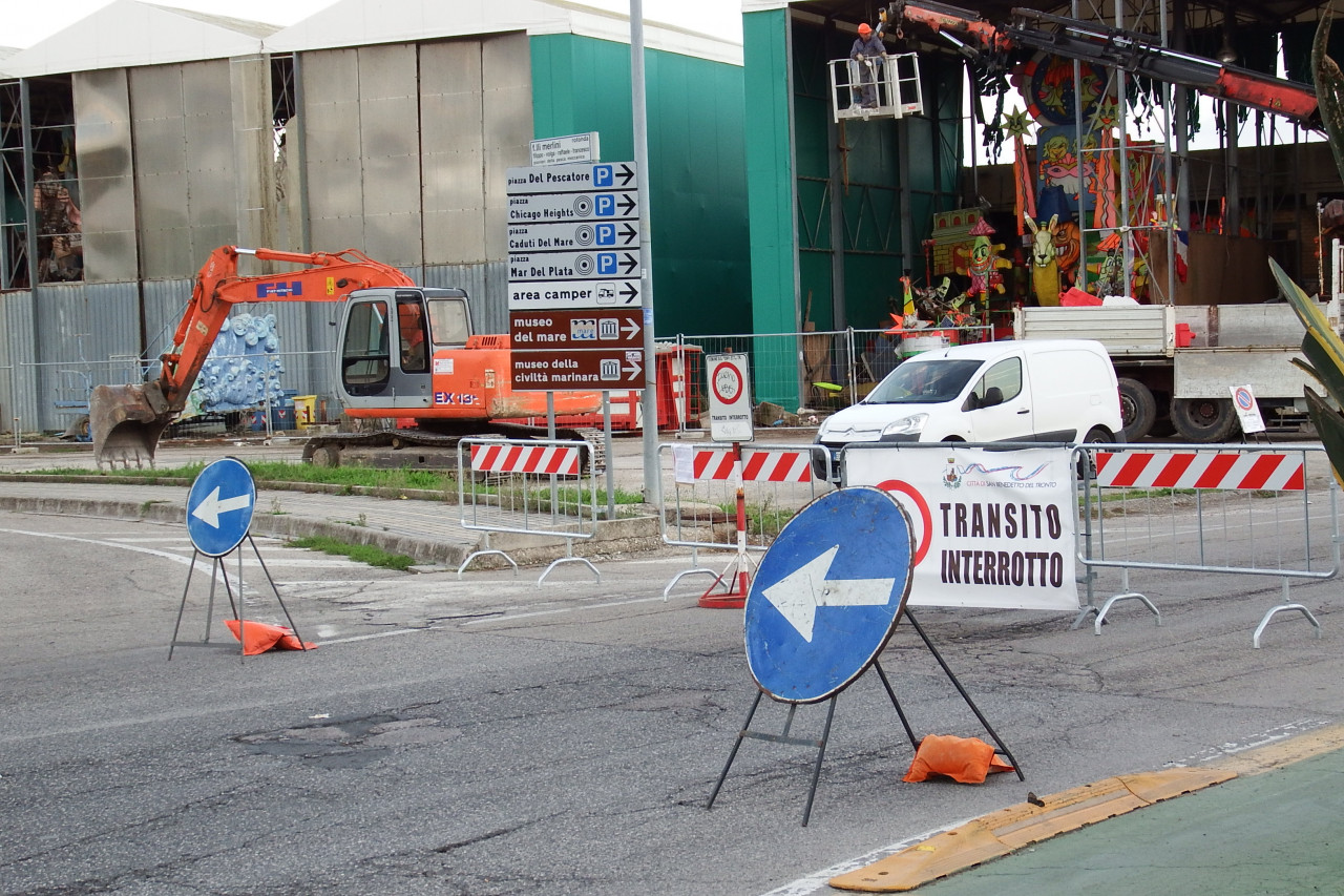 Via Morosini out <br> fino al termine dei lavori, <br> via Marchegiani diventa a doppio senso